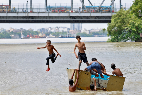 آبتنی پسران در رودخانه گنگ به دلیل گرمای بی سابقه ، کلکته، هند