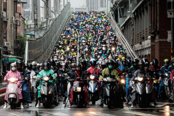 台湾，等待交通灯变绿的摩托车手