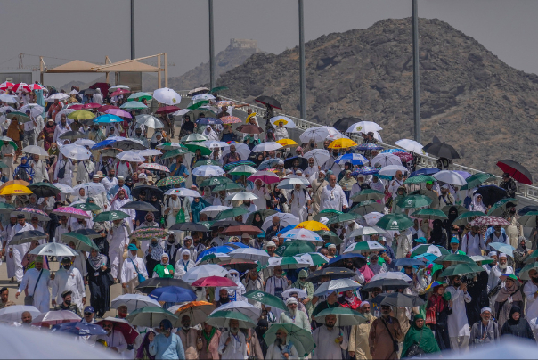 حجاج در هنگام بازگشت از مناسک رمی جمرات، مکه، عربستان سعودی