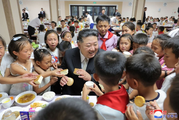 朝鲜领导人金正恩会见了洪水灾民中流离失所的儿童。