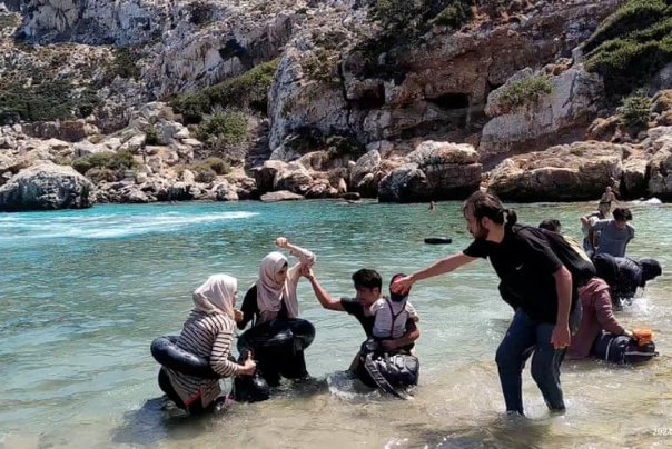 مهاجران پس از عبور از دریا  به سواحل یونان می سند