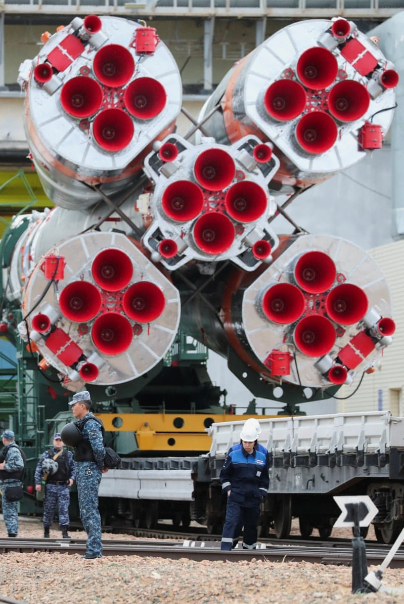 联盟号 MS-26 航天器从组装机库转移到发射台，然后与下一批国际空间站机组人员一起发射，哈萨克斯坦