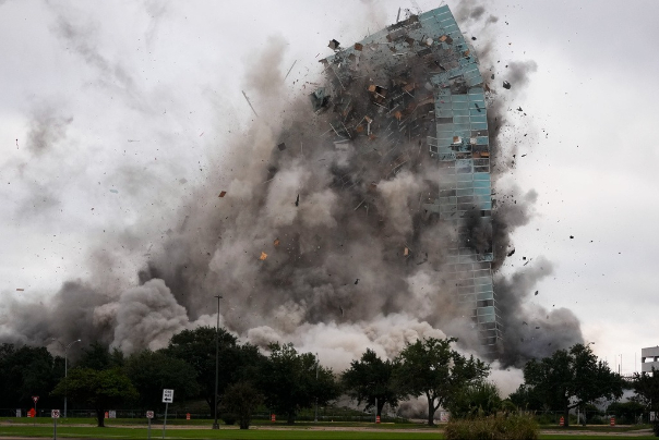 2020 年飓风后严重受损的赫兹大厦被美国一次受控爆炸摧毁