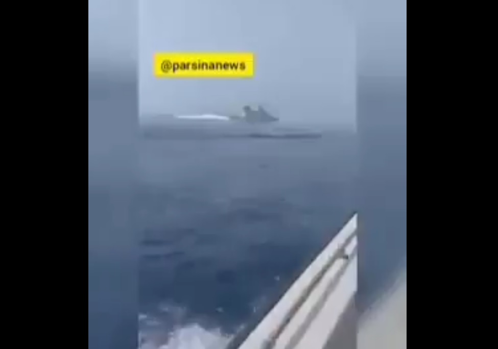 بالفيديو.. فرار البحرية البريطانية من الحرس الثوري الايراني