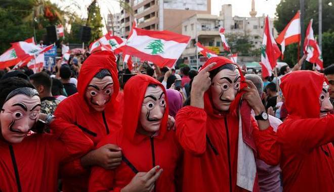 الجيش اللبناني يدعو إلى فتح الطرق.. ودعوات دولية للتهدئة والمظاهرات مستمرة