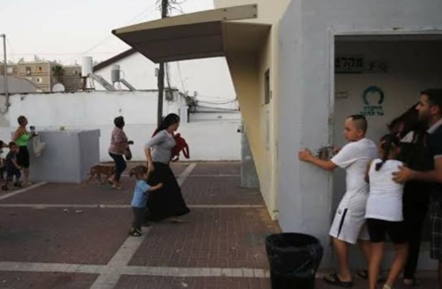 شاهد كيف يفرّ الاسرائيليون الى الملاجئ خوفا من صواريخ المقاومة