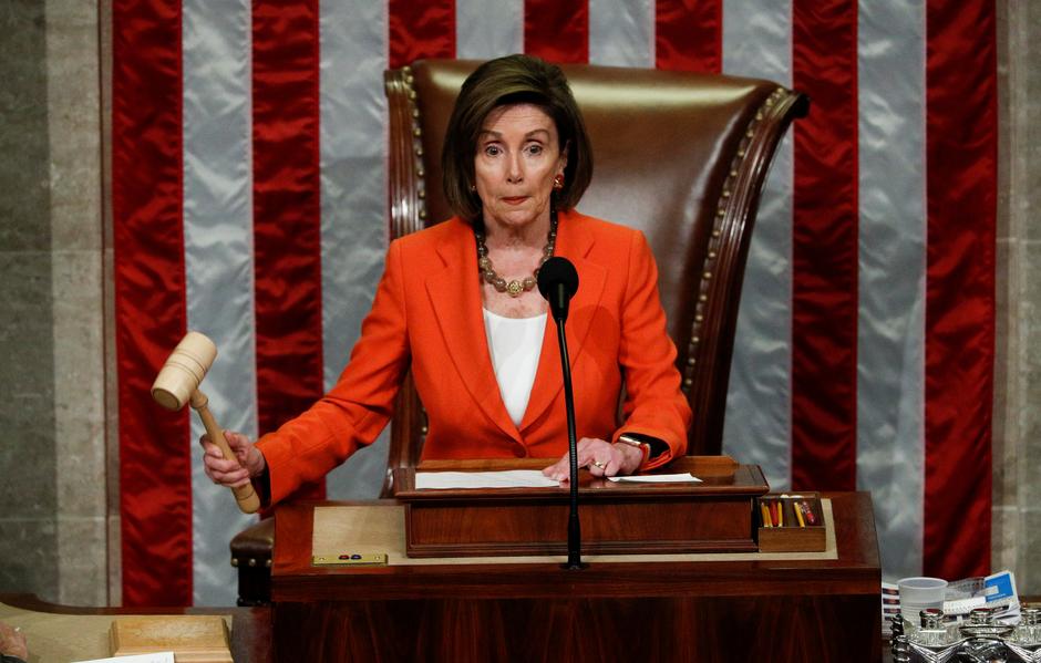 بعد اول جلسة لعزل ترامب.. بيلوسي تتهمه  بأفعال ترقى للرشوة‎ في فضيحة أوكرانيا