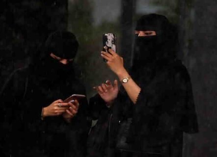 درخواست از زنان عربستان برای سوزاندن برقع‌هایشان جنجال به پا کرد