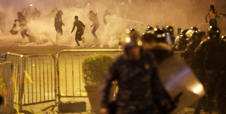 هشدار وزیر کشور لبنان به نفوذی‌ها در شب درگیری پلیس با معترضان
