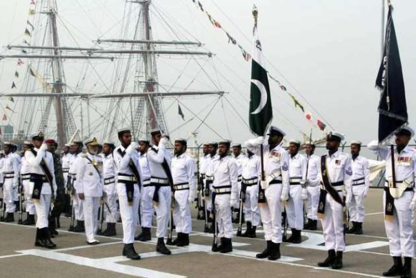 باكستان تستعرض قوتها بمناورة بحرية في بحر العرب وتحذّر الهند