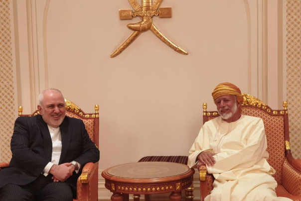 وزیر امور خارجه جمهوری اسلامی ایران  پیش از ترک عمان با یوسف بن علوی همتای عمانی خود دیدار و گفتگو کرد.