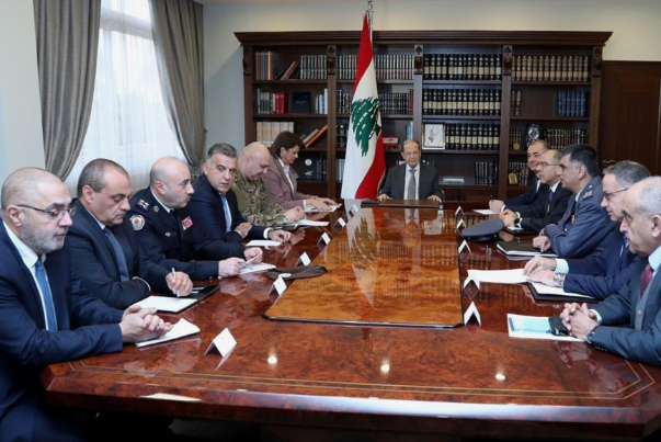 عون يلتقي قادة الأمن بعد احتجاجات عنيفة ببيروت