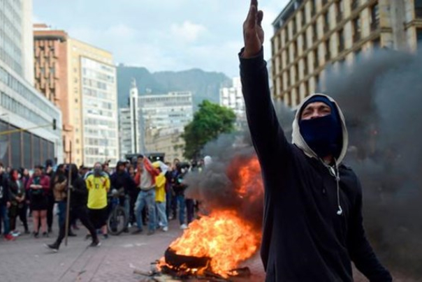 اعتراضات در کلمبیا به خشونت کشیده شد