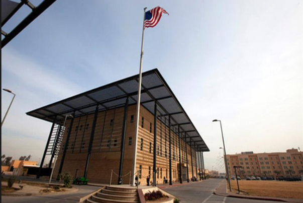 السفارة الأمريكية في بغداد ترتعد.. وتدعو مواطنيها لعدم الاقتراب من السفارة