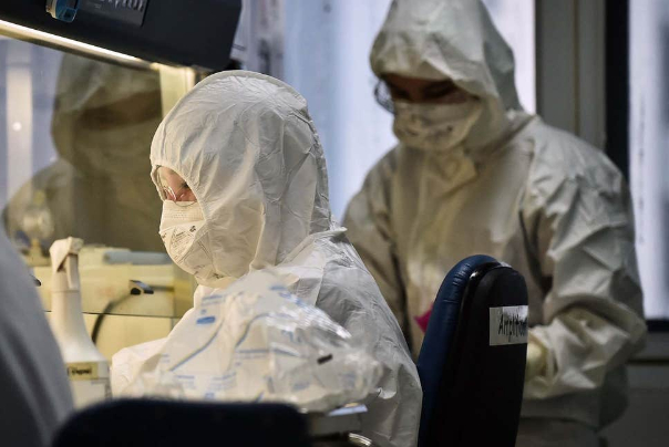 كورونا يتجاوز عدد ضحاياه 800 شخصا.. واسم جديد للفيروس