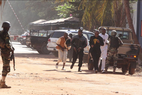 مقتل 40 شخصا بهجمات مسلحة على قرية وسط مالي