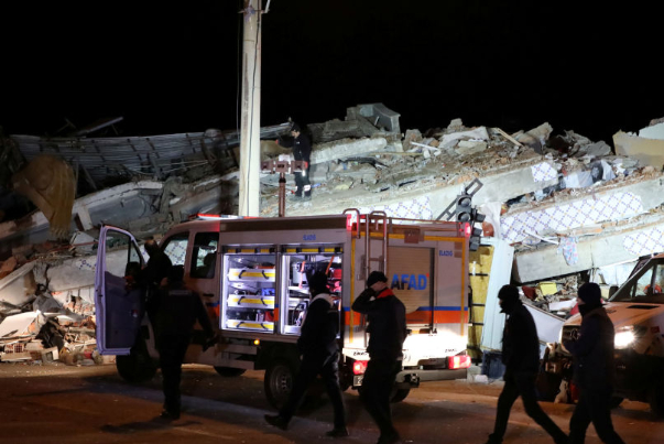 زلزال قوي يضرب المنطقة الحدودية بين تركيا وإيران