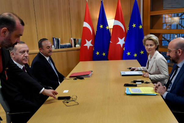 ابتزاز تركيا للاتحاد الأوروبي ينجح.. تفاهم بشأن مراجعة اتفاق الهجرة