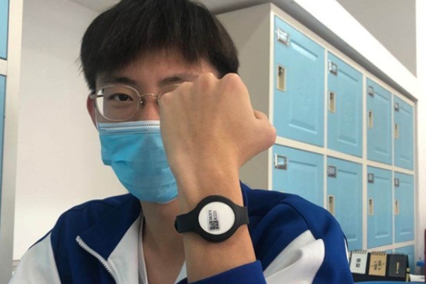 دستبند های کنترل دمای بدن برای دانش آموزان پکن
