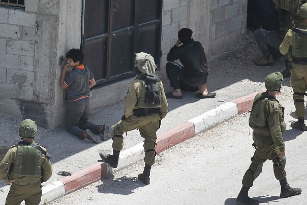 الاحتلال يواصل جرائمه.. يعتقل فتاة وشقيقها بعد الاعتداء عليهما في القدس