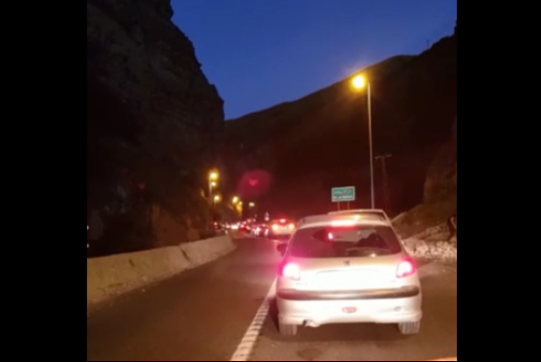 درماندگی مسافرین در جاده چالوس به دلیل تصمیم‌های لحظه‌ای پلیس