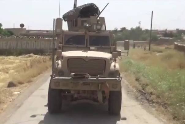 بالفيديو.. محاولة فاشلة للمحتل الأمريكي لعرقلة مسار دورية شرقي سوريا