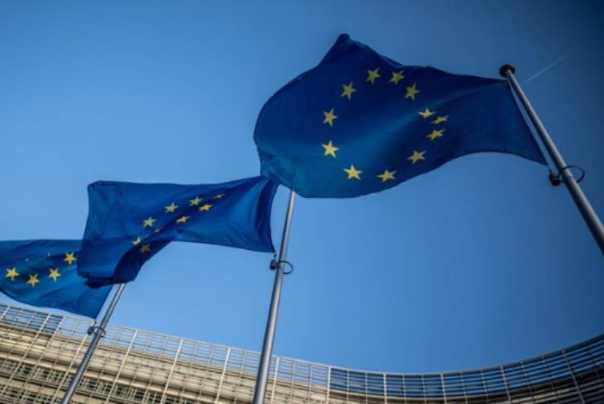 أوروبا تستعد لمنع الأمريكيين من دخولها لفشل بلادهم في السيطرة على الكارثة