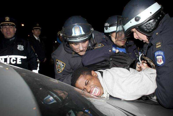 غالبية الناخبين الأمريكيين يؤيدون الاحتجاجات ضد وحشية الشرطة والظلم العنصري