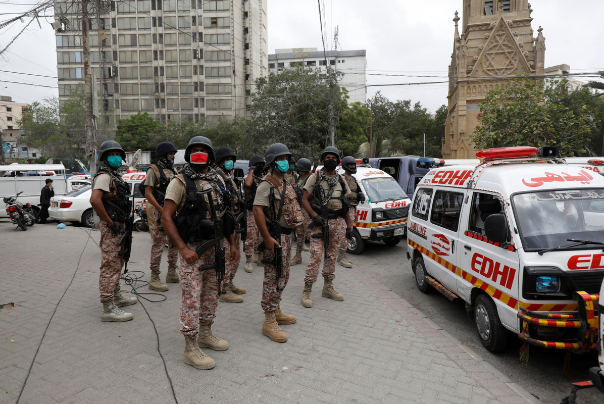 باكستان.. مقتل 4 مسلحين وإصابة آخرين بهجوم على البورصة في كراتشي