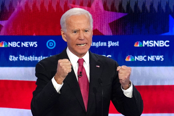 بايدن يتهم ترامب بالخيانة لتهاونه بفايروس كورونا