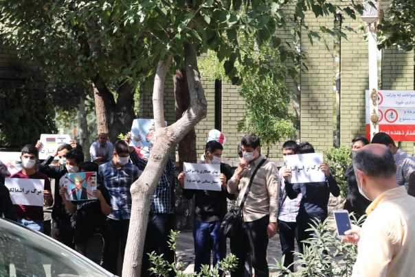 تجمع اعتراضی دانشجویان مقابل سفارت ارمنستان در تهران