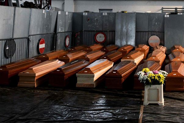 كورونا حول العالم.. وفيات الجائحة تقترب من المليون ودول تبحث إعادة العزل العام