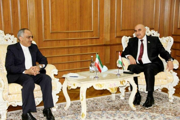 السفير الإيراني يلتقي رئيس البرلمان الطاجيكي لبحث تعزيز العلاقات بين البلدين