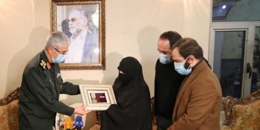 رئيس الاركان الايرانية يمنح وسام "نصر" لأسرة الشهيد فخري زادة