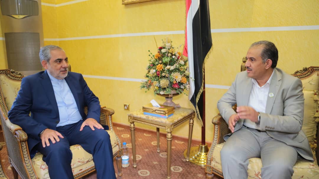 نائب وزير الأشغال العامة والطرق اليمني يلتقي السفير الإيراني بصنعاء