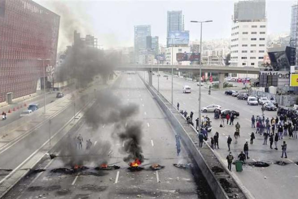 لبنان.. المتظاهرون يواصلون قطع الطرقات احتجاجا على الأوضاع المعيشية