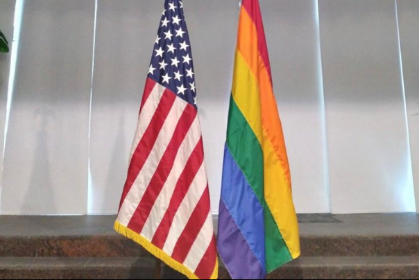 انتقاد شیخ عیسی قاسم به برافراشتن پرچم همجنس گرایان در سفارت آمریکا در بحرین