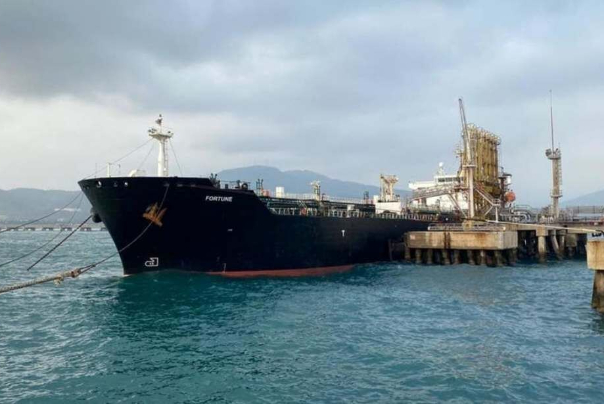 الانتهاء من تحميل الشحنة الاولى من النفط الايراني في ميناء جاسك