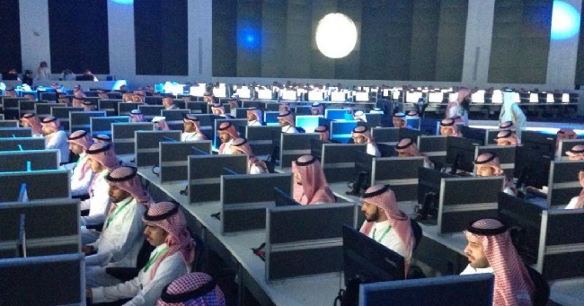 النظام السعودي يراقب مواقع التواصل لتعزيز التجسس وقمع المعارضين