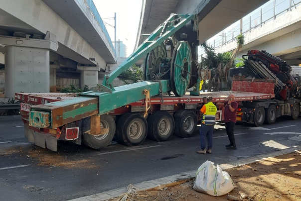 מנוף פגע בגשר במחלף רוקח בתל אביב - אין נפגעים