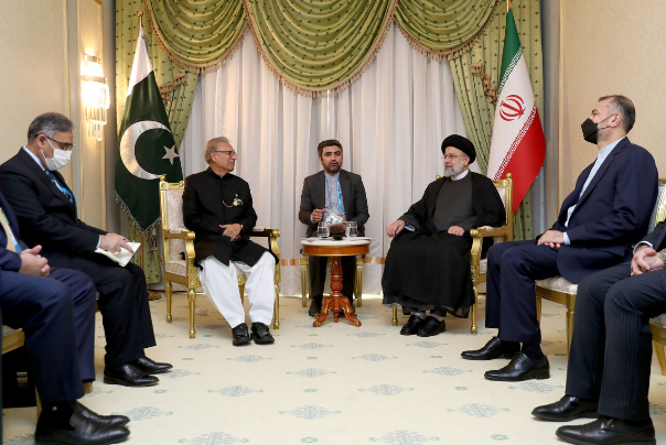الرئيس الايراني ملتقياً نظيره الباكستاني: العلاقات ليست في المستوى المطلوب