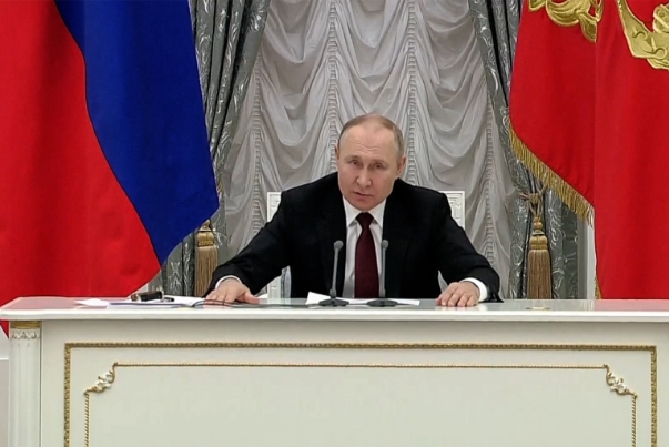 بوتين يقرر الاعتراف بسيادة دونيتسك ولوغانسك.. وفورة غضب غربية