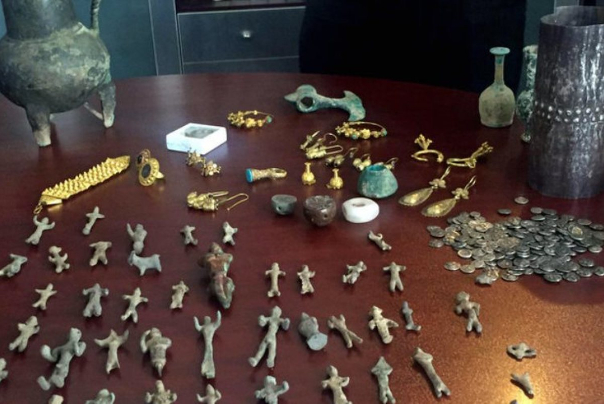 دستگیری قاچاقچی میراث فرهنگی و کشف بیش از 500 شی تاریخی