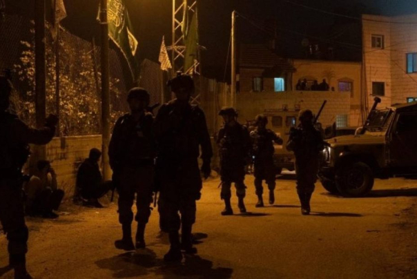 כוחות ישראליים עוצרים כמה פלסטינים במהלך פשיטות מרובות ברחבי הגדה המערבית הכבושה