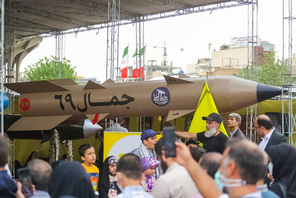 תערוכת טילים של ציר ההתנגדות בטהראן / חשיפת דגם של הטיל "ג'מאל 69" של נוג'בא