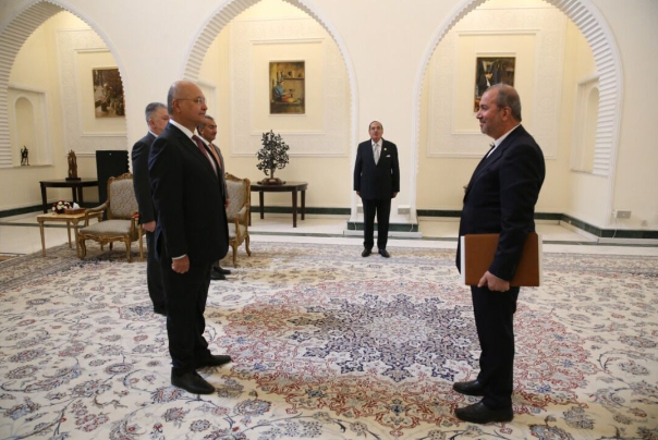 السفير الايراني في بغداد يقدم اوراق اعتماده للرئيس العراقي