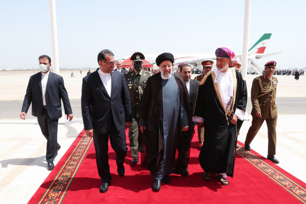 الرئيس الايراني يصل مسقط ويلتقي سلطان عمان