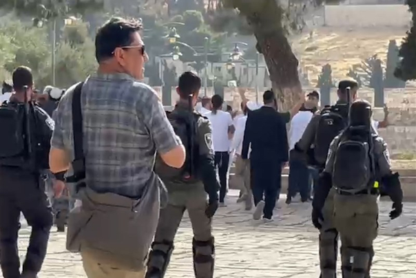 קנאים ישראלים עורכים צעדת דגל פרובוקטיבית בתוך מתחם מסגד אל-אקצא