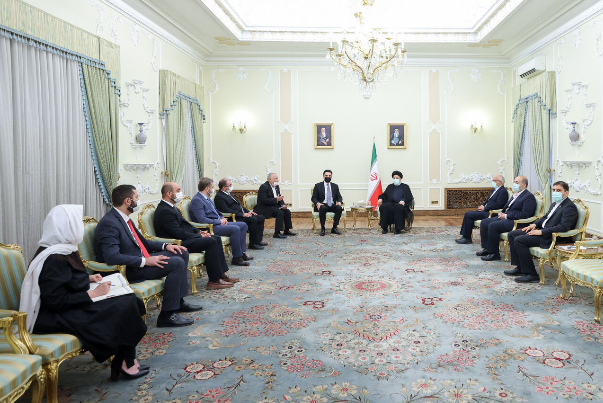 Иран настроен на развитие отношений с соседними странами, заявил Раиси