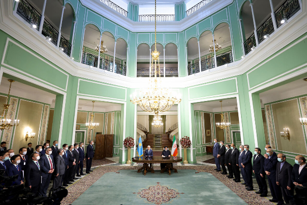 الرئيس الإيراني يؤكد على تطوير العلاقات الإقتصادية مع كازاخستان